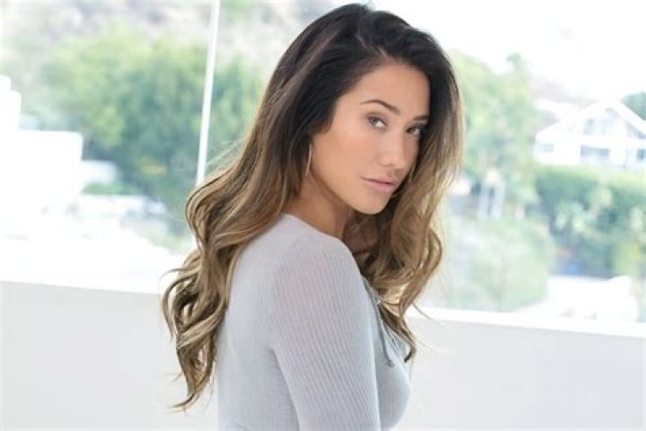 Eva Lovia Biography, Age, Height, Husband, Net Worth, Family